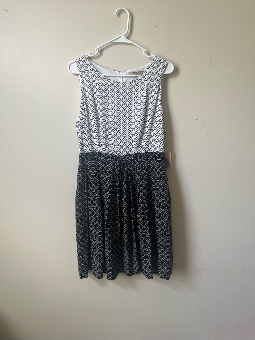 Forever 21 Black and White Geometric Patterned Sleeveless Midi Dress